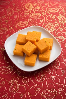 Nagpur orange burfee of barfi of burfi is een romige fudge gemaakt met verse sinaasappels en mawa