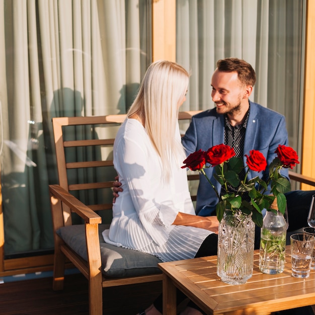 Nam vaas voor romantische paarzitting samen toe in restaurant