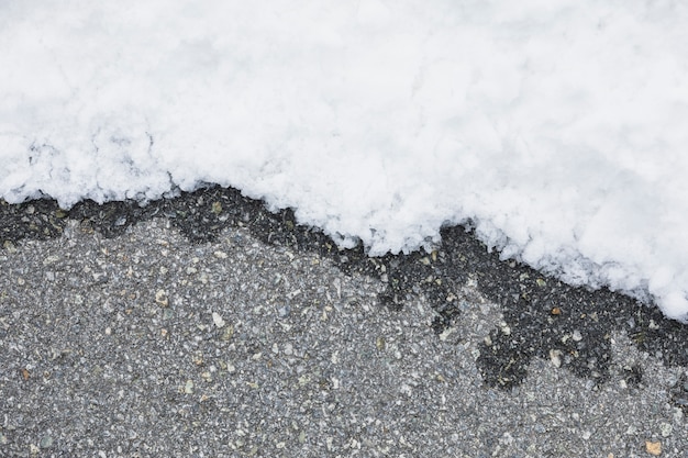 Gratis foto nat asfalt dichtbij sneeuw