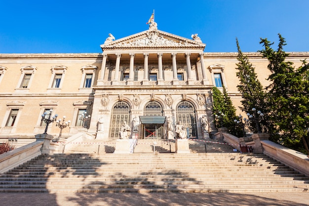 Nationaal archeologisch museum van spanje en nationale bibliotheek van spanje in het centrum van madrid. madrid is de hoofdstad van spanje.