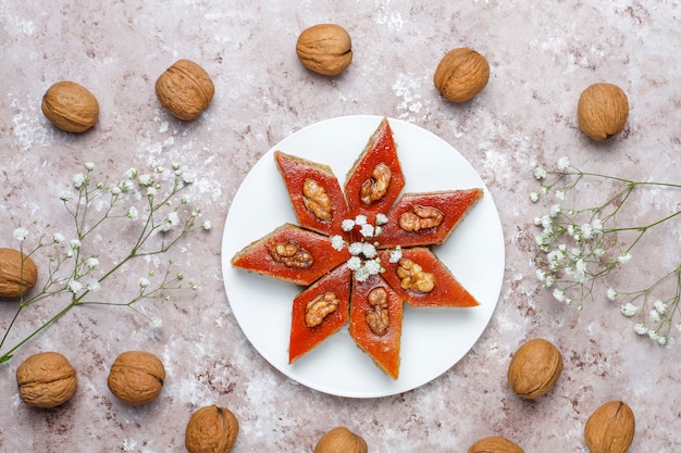 Nationale het gebakjepakhlava van Azerbeidzjan op witte plaat, hoogste mening, de vakantie van Novruz van de de lente nieuwe jaarviering.