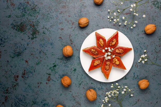 Nationale het gebakjepakhlava van Azerbeidzjan op witte plaat, hoogste mening, de vakantie van Novruz van de de lente nieuwe jaarviering.