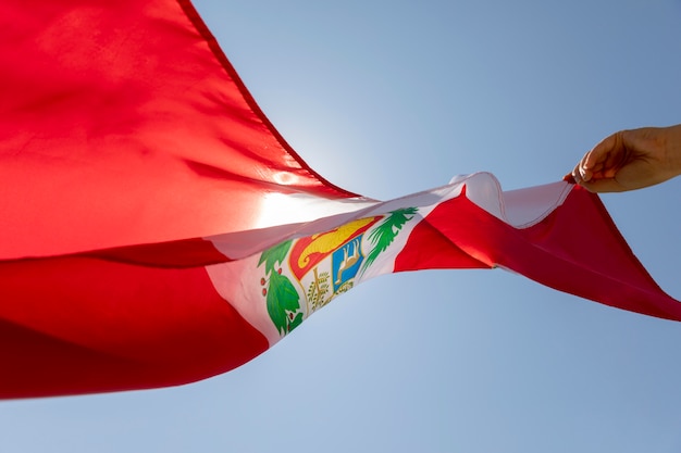 Gratis foto nationale vlag van peru met symbool