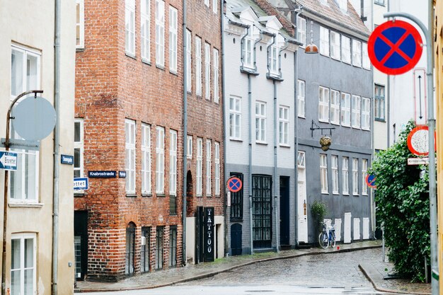 Natte stadsstraat met oude gebouwen