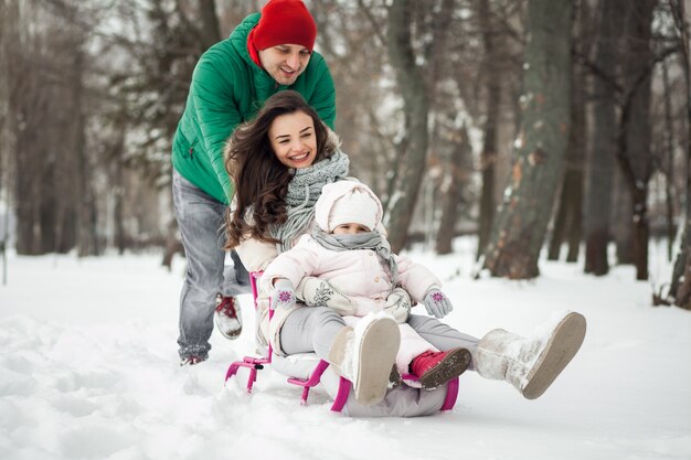 Natuur winter gelukkige moeder plezier