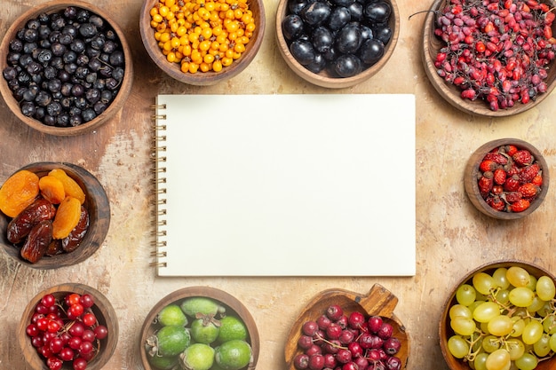 Natuurlijk en vers divers fruit in bruine houten potten