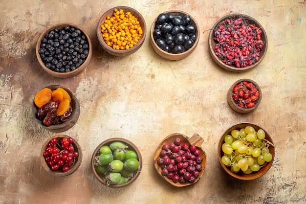 Natuurlijk en vers divers fruit in kleine bruine houten potten