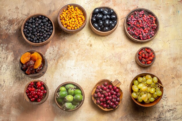 Natuurlijk en vers divers fruit in kleine bruine houten potten