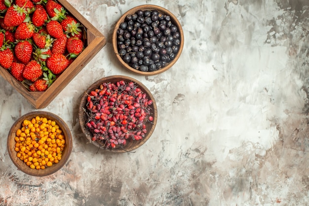 Natuurlijk en vers divers fruit in kleine bruine houten potten