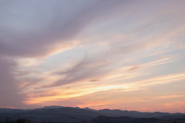 Natuurlijk landschap met zonsopgang