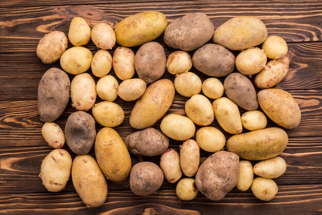 Natuurlijke aardappelen op de vloer