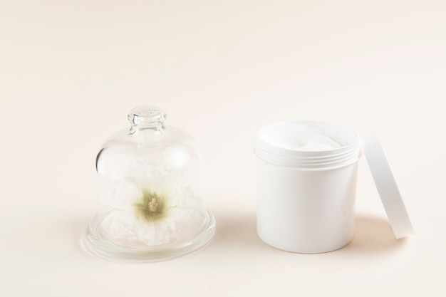 Gratis foto natuurlijke body butter lay-out met effen achtergrond