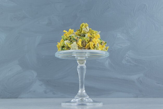Natuurlijke gele bloemen op glasplaat.