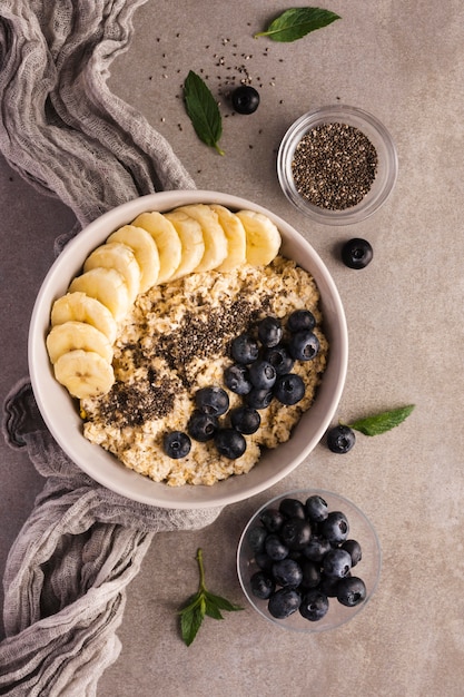 Gratis foto natuurlijke gezonde desserts en grijze doek