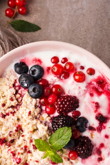 Natuurlijke gezonde desserts met een mix van fruit