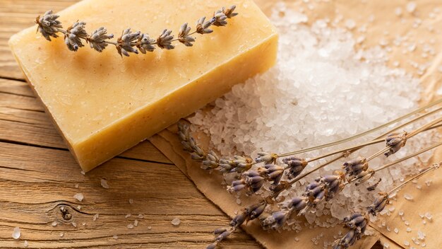 Natuurlijke handgemaakte zeep met zout en lavendel