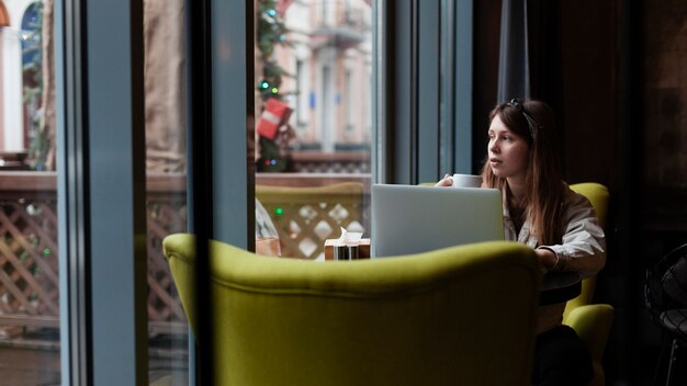 Natuurlijke mooie vrouw in café