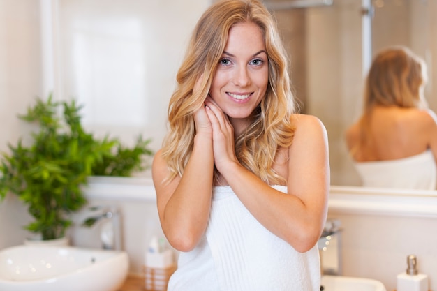 Natuurlijke mooie vrouw in de badkamer