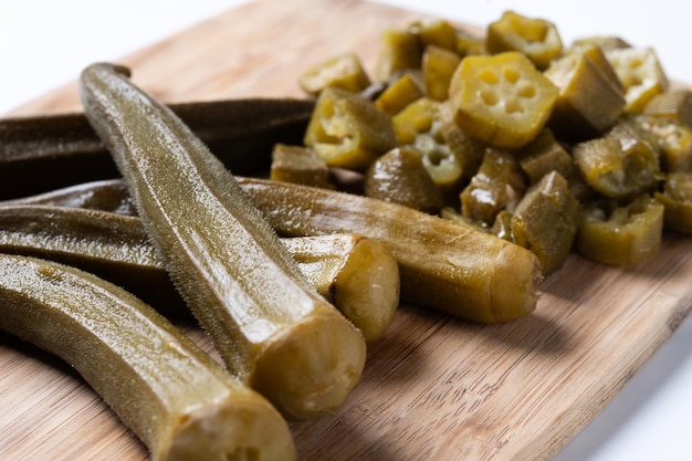 Gratis foto natuurlijke okra-snijden op snijplank geïsoleerd op witte achtergrond