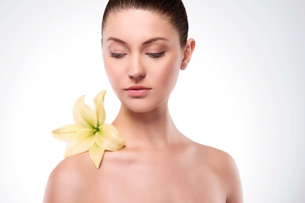 Natuurlijke schoonheid van vrouw met bloem