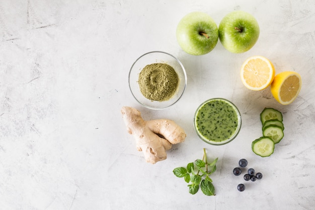 Natuurlijke smoothie met ingrediënten