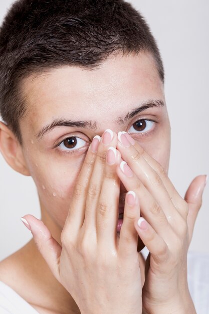 Natuurlijke vrouw die camera bekijkt