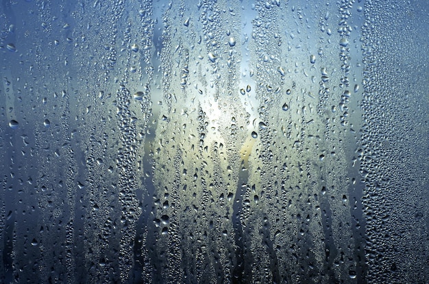 Natuurlijke waterregendruppels op glas bij het raam Abstracte textuurachtergrond