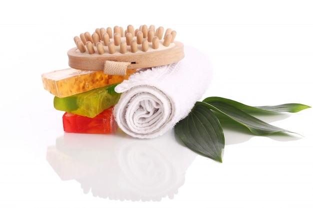 Natuurlijke zeep met witte handdoek en borstel