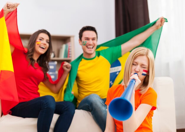 Nederlandse vrouw blaast door vuvuzela tijdens de voetbalwedstrijd