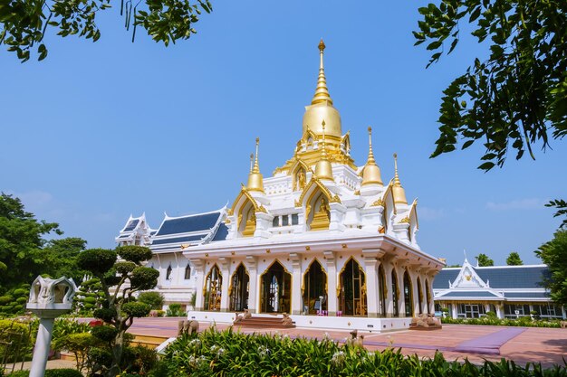 Negen tops pagode Thaise stijl bij Thaise tempel in Kushinagar India