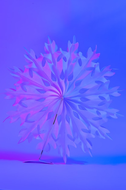 Gratis foto neon kerst winter achtergrond met papier sneeuwvlok close-up