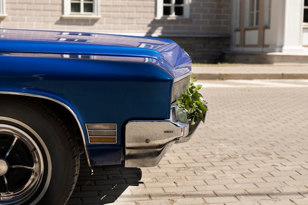 Net getrouwd autoscène met bloemen zijaanzicht