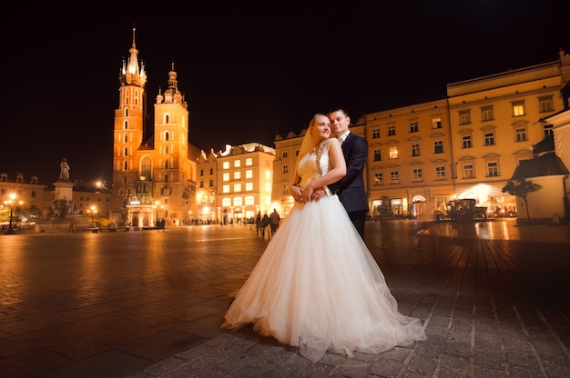 Net getrouwd paar nacht stadswandeling