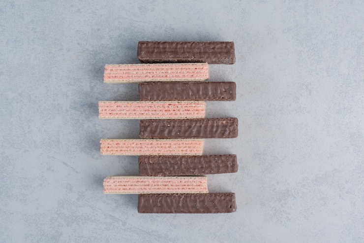 Gratis Foto nette rij heerlijke wafeltjes op marmeren ondergrond