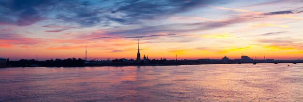 Neva rivier in de vroege ochtend. Sint Petersburg