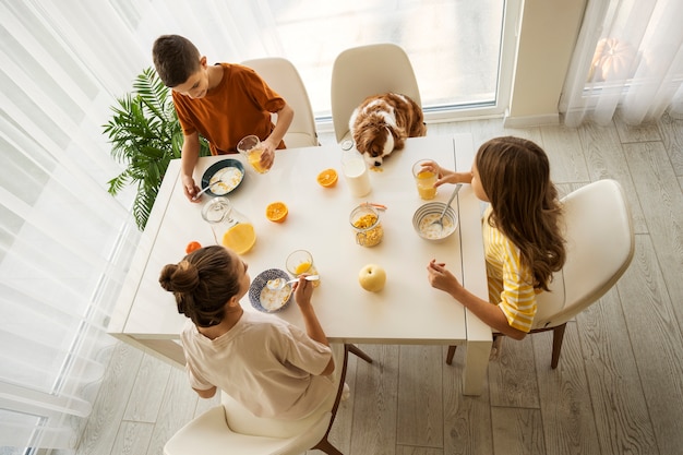 Neven en nichten die samen thuis tijd doorbrengen en ontbijten