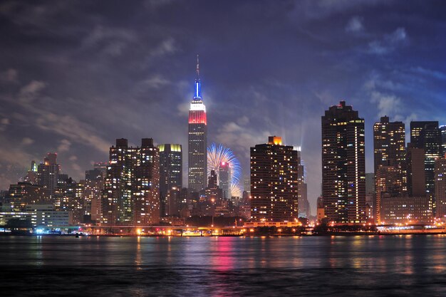 New York City Manhattan midtown panorama in de schemering met wolkenkrabbers verlicht over East River