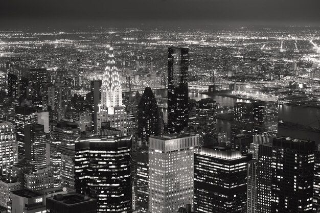 New York City Manhattan skyline luchtfoto in de schemering