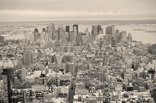 Gratis foto new york city manhattan skyline van de binnenstad zwart-wit