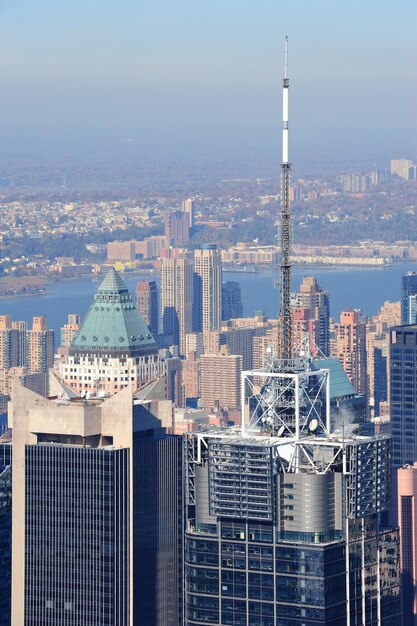 New York City wolkenkrabbers in midtown Manhattan luchtfoto panoramisch uitzicht in de dag.