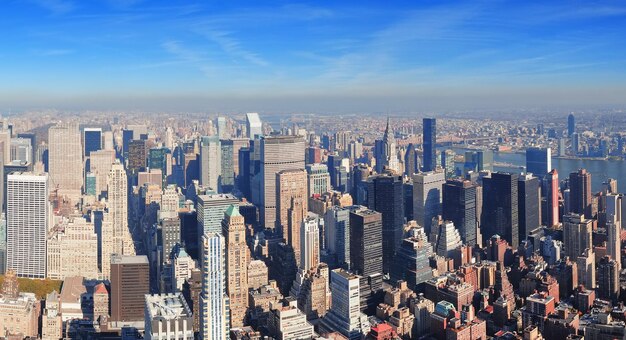 New York City wolkenkrabbers in midtown Manhattan luchtfoto panoramisch uitzicht in de dag.
