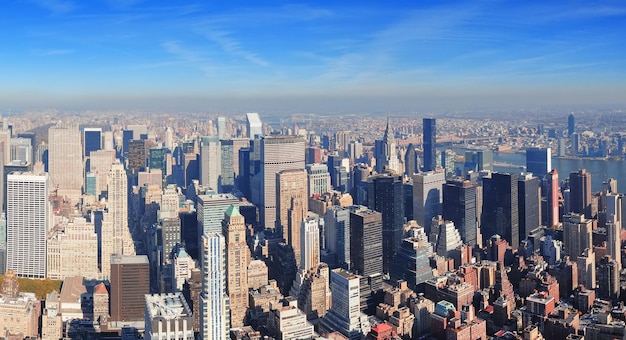 New York City wolkenkrabbers in midtown Manhattan luchtfoto panoramisch uitzicht in de dag.