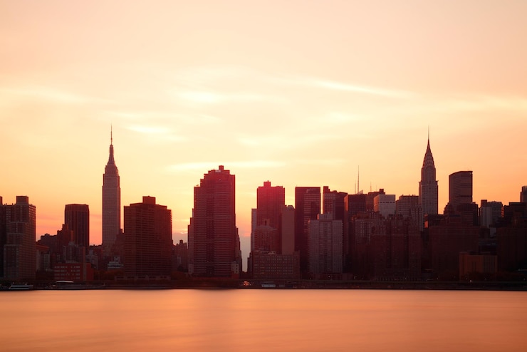 Gratis Foto new york city wolkenkrabbers silhouet stedelijke weergave bij zonsopgang.