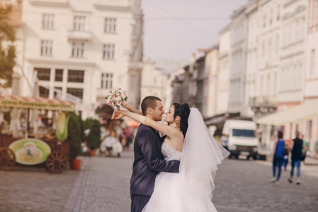 Newlyweds knuffelen met vage achtergrond