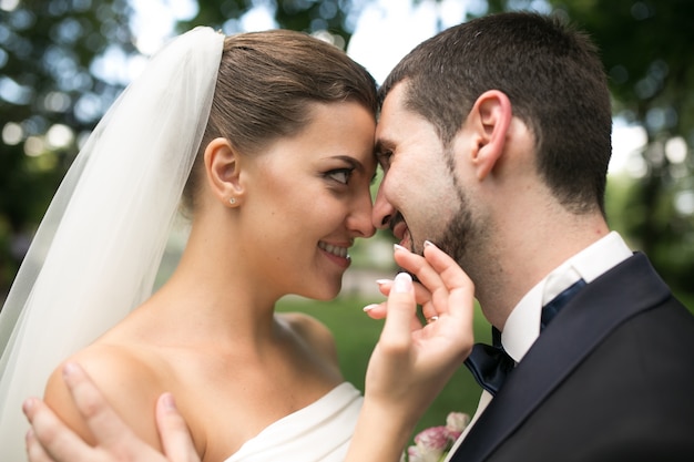 Newlyweds op zoek naar elkaar buitenshuis