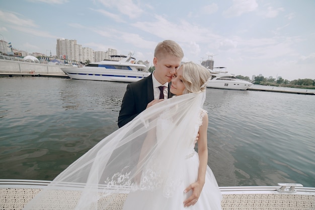 Gratis foto newlyweds poseert met de pier achtergrond