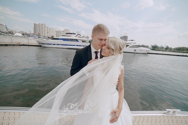 Newlyweds poseert met de pier achtergrond