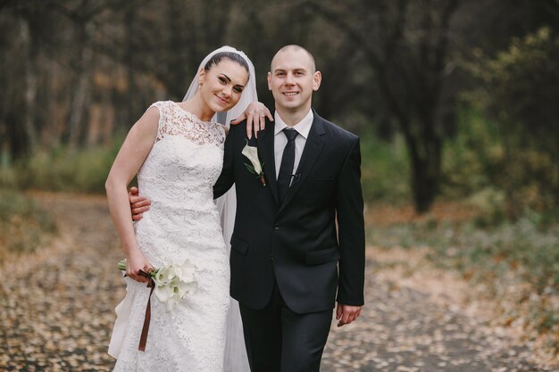 Newlyweds wandelen in het veld