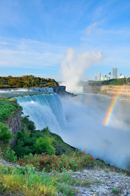 Niagara Falls in de ochtend met regenboog