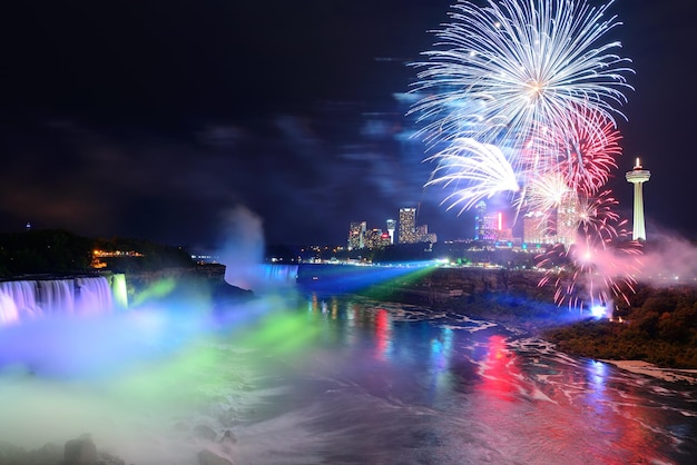 Gratis foto niagarawatervallen en vuurwerk